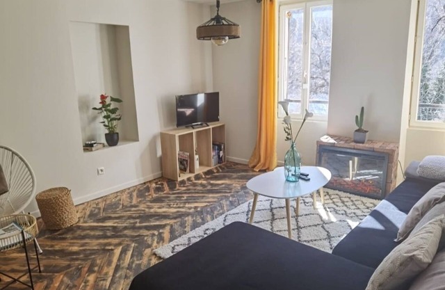 Beautiful lakeside apartment close to the ski resort