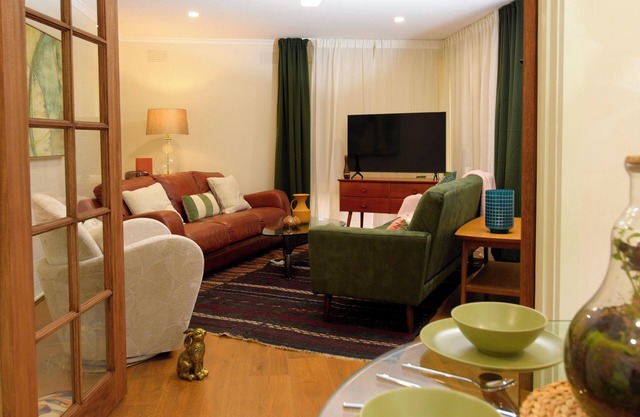 Beautiful lakeside unit, walk to train station, schools and Eastland