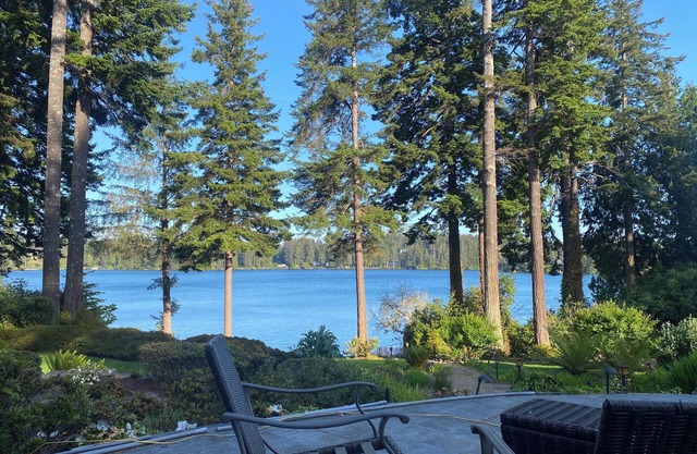 Beautiful Lakeside guest house on Woahink Lake. Spacious and still feels cozy.