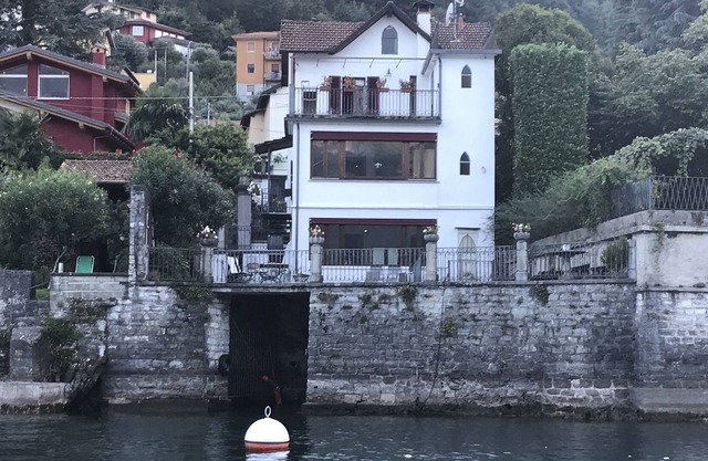 Hermosa casa junto al lago con acceso privado al agua.