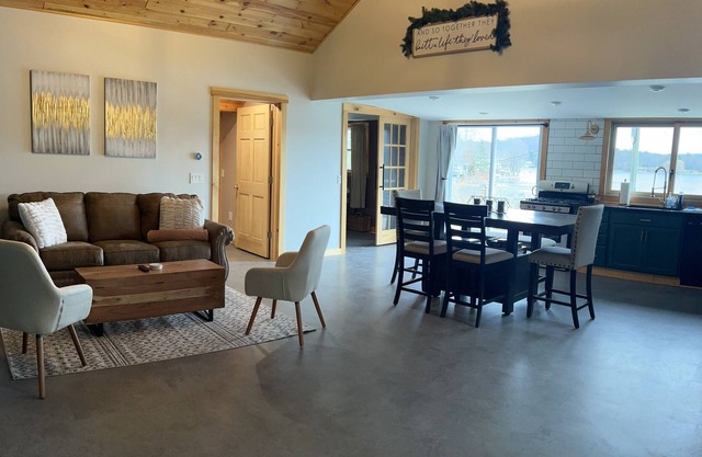 Beautiful lakeside home with private lake access