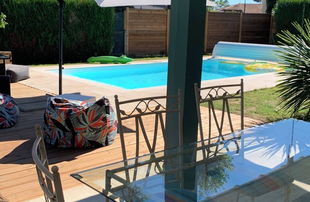 Beautiful Landes house 6kms from Hossegor-Capbreton beaches. Heated swimming pool.