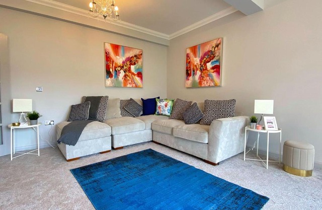 Beautiful Large 4 bedroom House - 5 Minute Walk to the Best Beach! - Great Location - Garden - Parking - Fast WiFi - Smart TV - Newly decorated - sleeps up to 10! Close to Bournemouth & Poole & Sandbanks