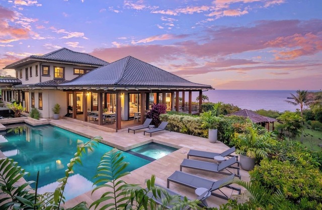 Beautiful, large 5 bedroom house with pool and jacuzzi overlooking Kalihiwai Bay