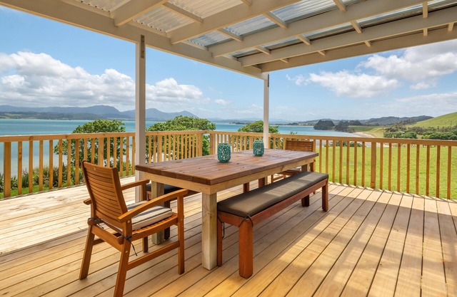Beautiful large 6-Bedroom Coastal Vacation Home with Spa-Pool