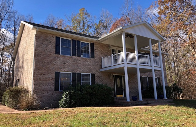 Beautiful Large Home Minutes from Lake Anna with Games & Hot Tub!!