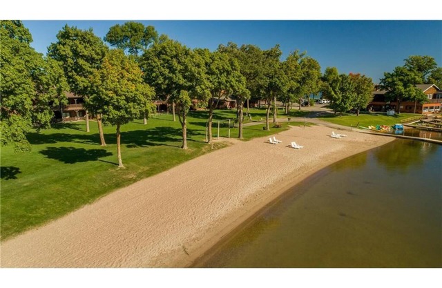 Hermoso, grande, nivel inferior, condominio de playa fronda en el lago Leech, multifamiliar