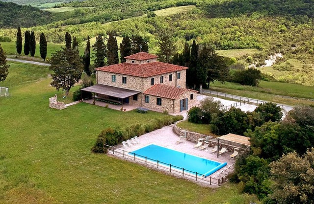 Beautiful large Tuscany villa with fenced heated pool