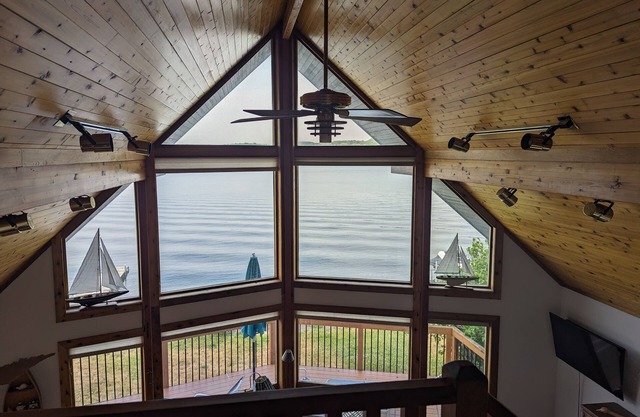 Beautiful Lindal Cedar Lakefront Retreat on Keuka Lake
