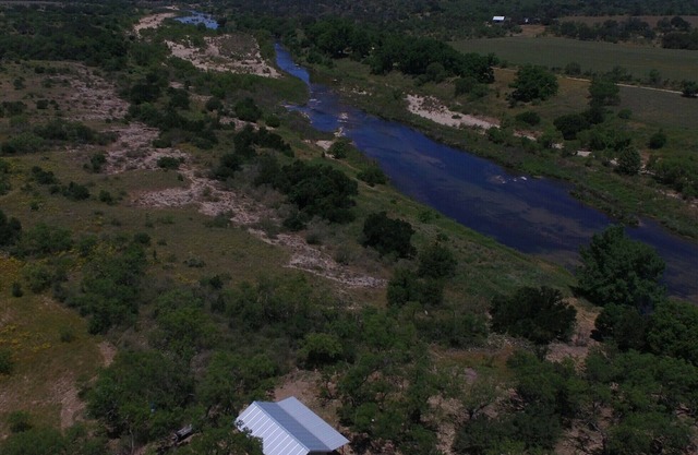 Hermosa cabaña frente al río Llano cerca de Castell Natación, pesca, kayak.
