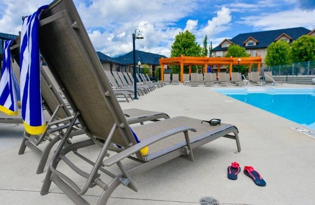Beautiful location Radium Hot Springs, hiking, skiing, golf, family sized