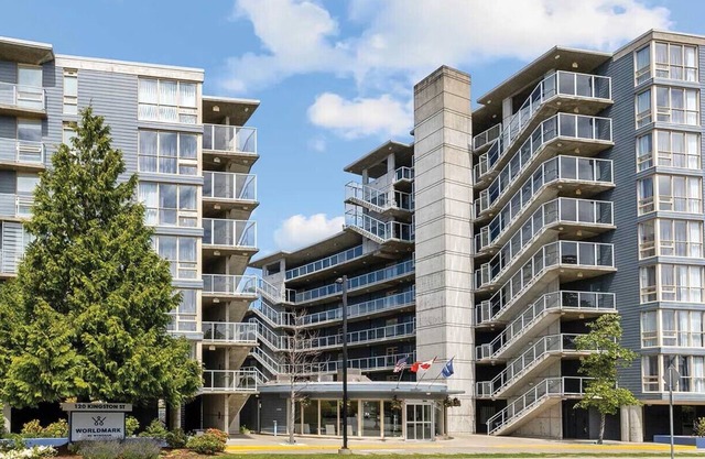 Beautiful location in Victoria Harbour. Full amenities!