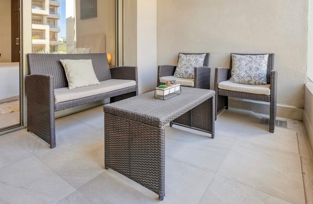 Loft con balcón | Amenidades de hotel - Estacionamiento gratis