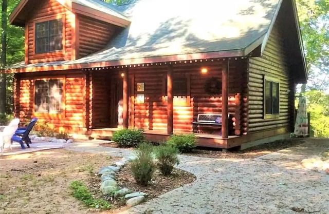 Beautiful log cabin just minutes from the beach!