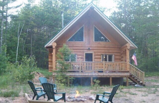 Hermosa cabaña ubicada en el Bosque Nacional de Hiawatha situado en la UP.