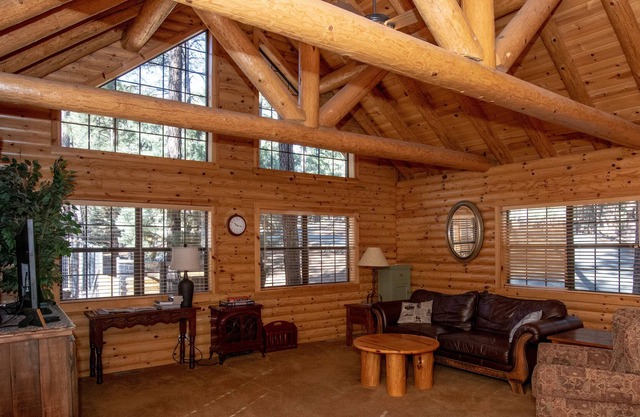 Hermosa cabaña de madera en un acre en los pinos altos con patio cercado para perros.