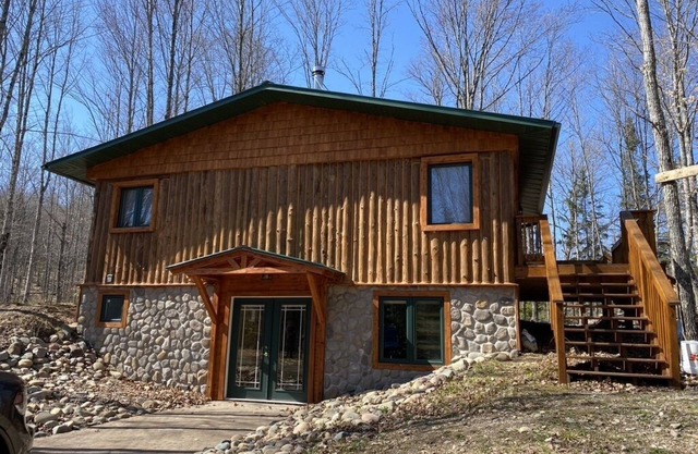 Beautiful log cabin on the Pendleton Creek!