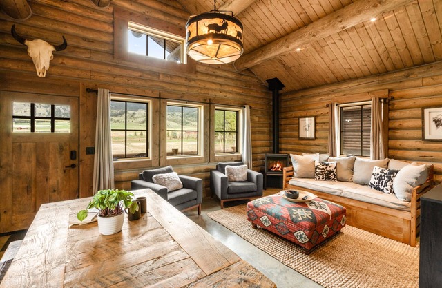 Beautiful Log Cabin Near Yellowstone Park