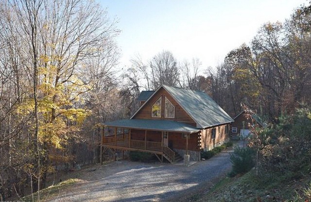 Hermosa cabaña con dos master suites en 4. 5 acres arbolados