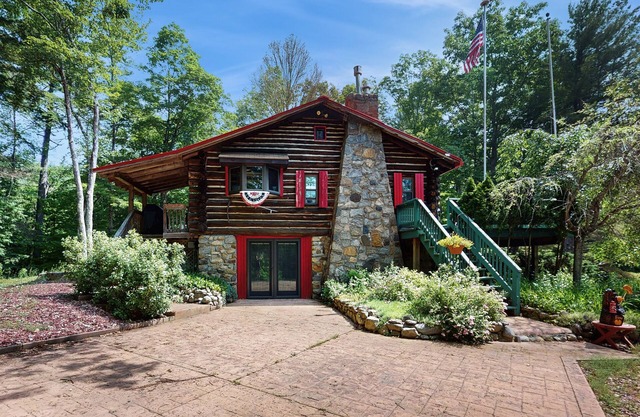 Beautiful log home w/mountain views, gas fireplace & arcade games- close to lake