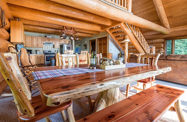Beautiful Log Home on Lake Michigan - Only 15 minutes from Escanaba