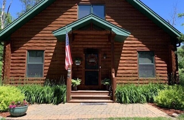 Beautiful Log Home on Golf Course, minutes from Lake Mille Lacs and Grand Casino