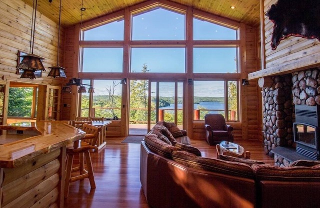 Hermosa casa en Iniciar sesión acantilado con vistas a Caribou Lago