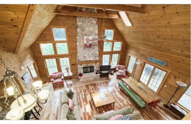 Beautiful Log Lodge Retreat near Beach, Dunes, Golf