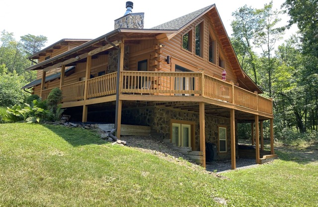 Beautiful Log Chalet/Cabin with Hot Tub