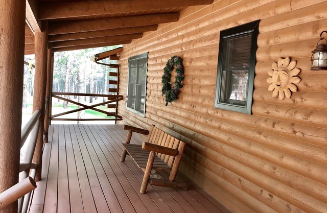 Hermosa casa de madera en el bosque negro, perro amable! Las maravillas de invierno.