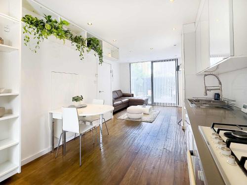Beautiful London Townhouse - 5 mins from Queens Road Station