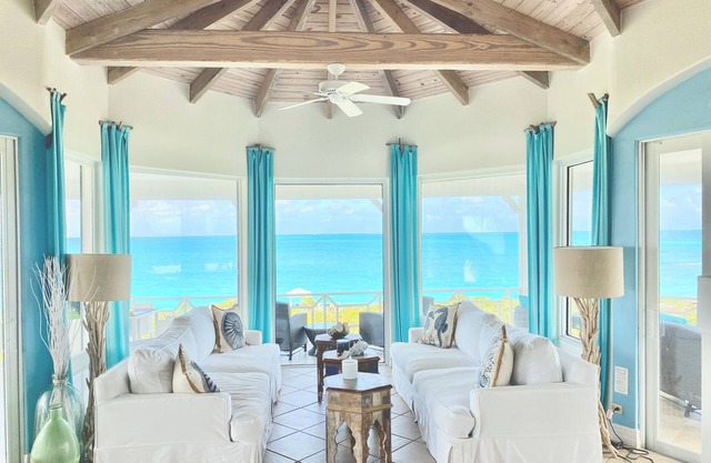 Beautiful Lt. Exuma Oceanfront 4 bed/4.5 Bath House with Pool/Hot tub/Sleeps10