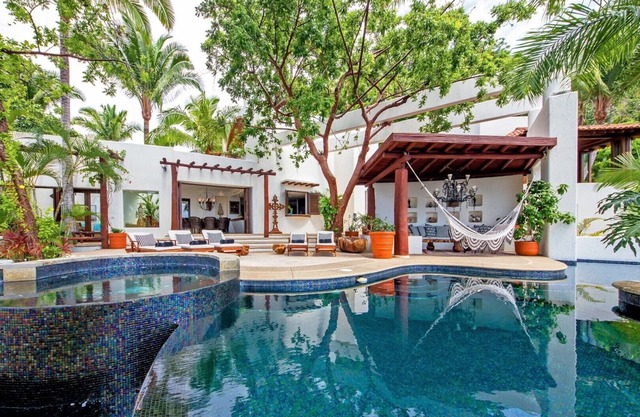 Hermosa villa en Conchas Chinas con vista al mar rodeada de jardines exuberantes