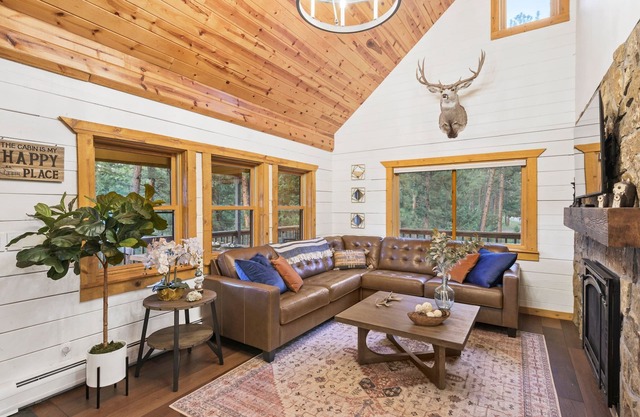 Beautiful, luxurious Evergreen cabin nestled in the mountains w/ great views!