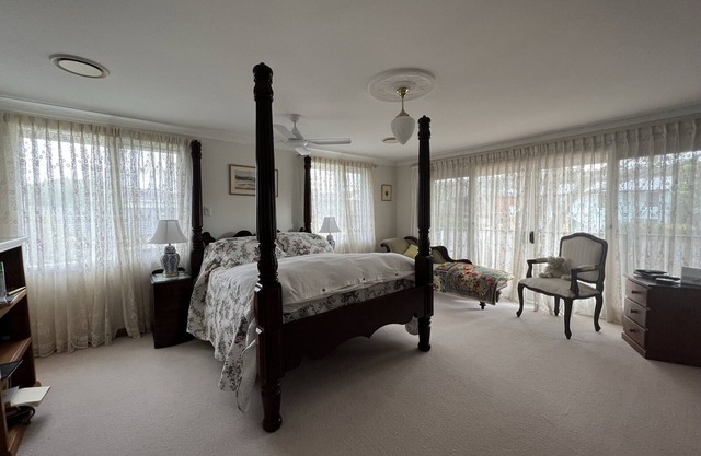 Beautiful luxury 4 bedroom house close to beaches, restaurants and parks.