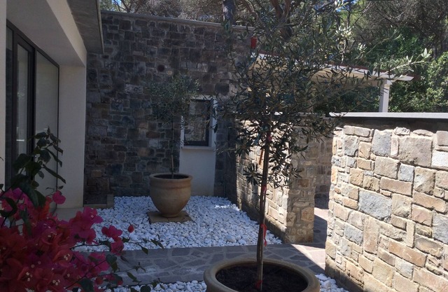 villa de lujo en el bosque de pinos que bordean exclusiva mediterráneo