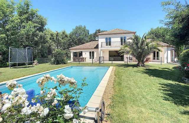 Hermosa villa moderna con piscina climatizada, jardín paisajístico y 3 dormitorios