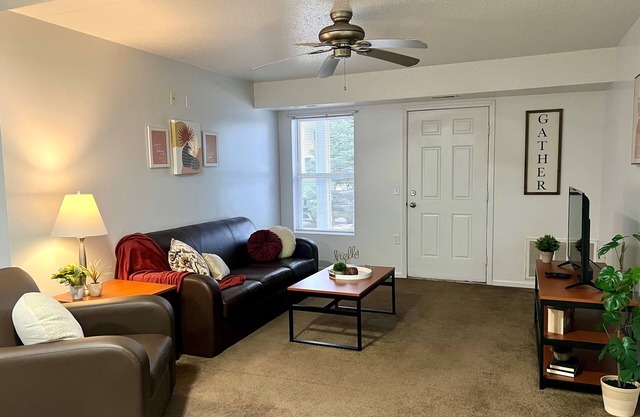 Beautiful Main Level 2 Bedroom 2 Bathroom Close to CMU Campus