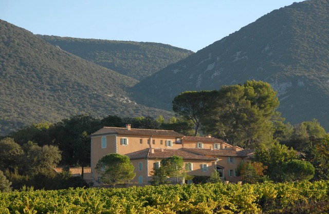 Beautiful manor with swimming pool in front of the Provençal Colorado