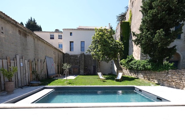 Beautiful mansion in the heart of the village of Barbentane, sleeps 12
