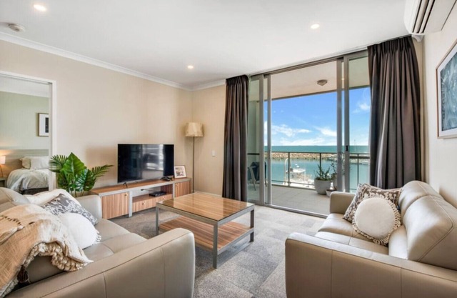 Beautiful Marina View Apartment