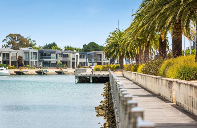 Beautiful Martha Cove home - 100m from water