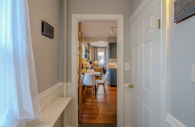 Beautiful Mid-Century Modern Apartment in Prov.
