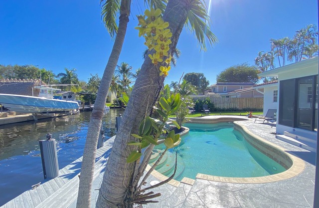 Beautiful Modern Pool Home minutes to Ft Lauderdale Beaches & Downtown.