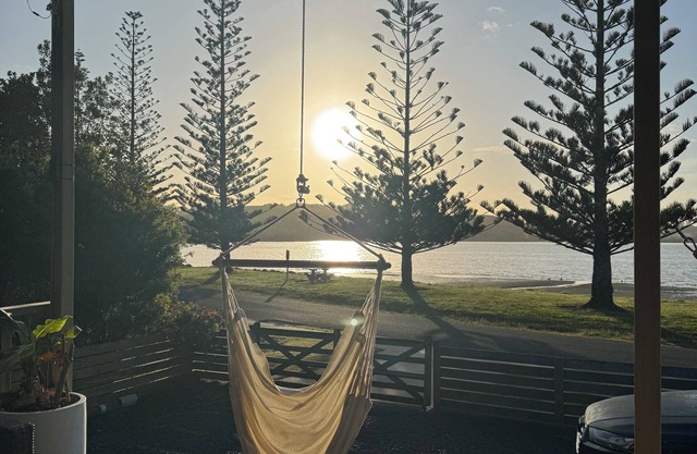 Beautiful, modern 2 bedroom house right on the water in picturesque Hihi.