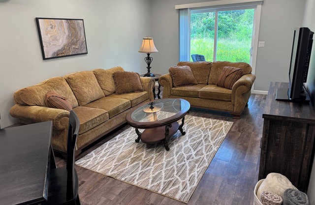 Beautiful modern 2 bedroom apartment, near trails, with big parking lot