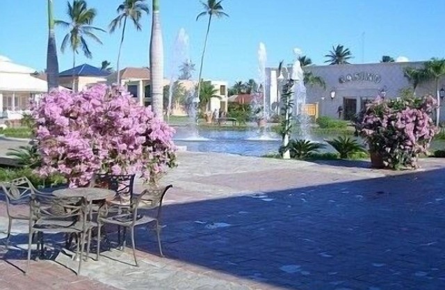 Hermosa moderno condominio de 2 niveles al otro lado de aire central Bavaro Beach