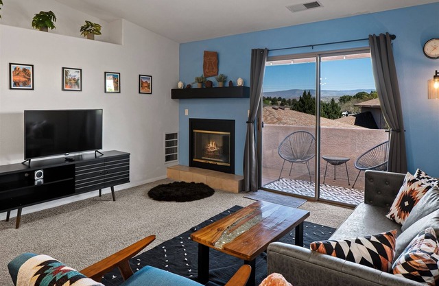 Beautiful & Modern Condo With Views! Community Salt Pool & Hot Tub! Casa Del Sol