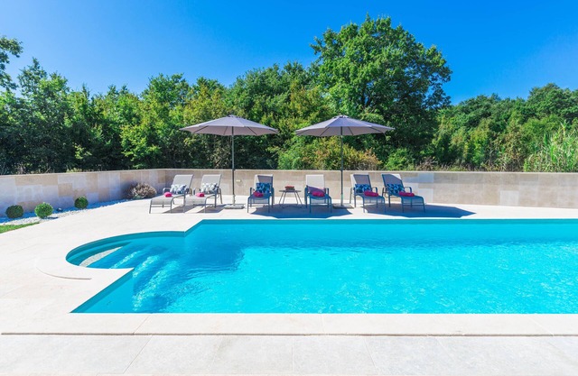 Hermosa villa familiar moderna con piscina privada