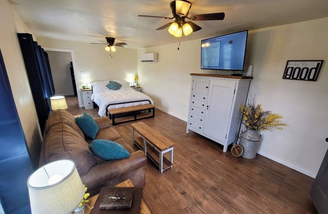 Beautiful Modern Farmhouse Studio Cottage!